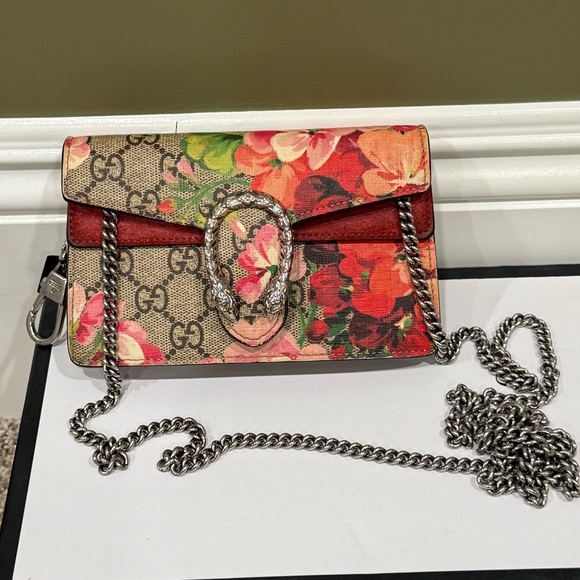 Gucci Handbags - GUCCI Blooms Dionysus small crossbody with key Cles inside. In pristine cond.